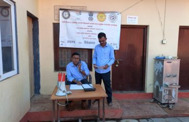 जल बचाव सिम्युलेशन: रायगडमध्ये लाईफ बॉय वापरून एक प्रतिसादकर्ता सुरक्षित पुनर्प्राप्तीचा सराव करतो