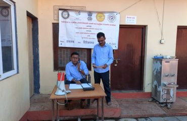 जल बचाव सिम्युलेशन: रायगडमध्ये लाईफ बॉय वापरून एक प्रतिसादकर्ता सुरक्षित पुनर्प्राप्तीचा सराव करतो