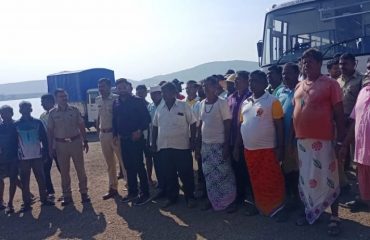 नदी बचाव तयारी: ड्रिल ऑपरेशन्ससाठी अवजड यंत्रसामग्री आणि बचाव बोटी तैनात