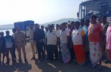 नदी बचाव तयारी: ड्रिल ऑपरेशन्ससाठी अवजड यंत्रसामग्री आणि बचाव बोटी तैनात