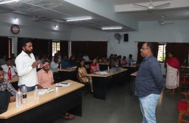फॅसिलिटेटरसोबतच्या आकर्षक संवादादरम्यान एक सहभागी प्रश्न उपस्थित करतो