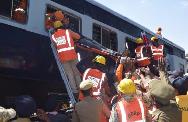 एनडीआरएफचे जवान एका जखमी प्रवाशाला ट्रेनमधून बाहेर पडण्यास काळजीपूर्वक मदत करत आहेत