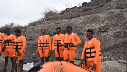 ड्रिलनंतरचा क्षण: मॉक एक्सरसाइजनंतर लाइफ बोटसह एसडीआरएफ टीमचे सदस्य