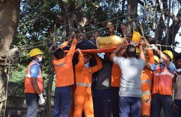 हाय-अँगल रेस्क्यू ड्रिल: दोरीच्या बचाव तंत्राचा वापर करून एका पथकाने एका अपघातग्रस्ताला यशस्वीरित्या बाहेर काढले