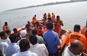 एकत्रित प्रयत्न: शिरपूर, महाराष्ट्र येथे जागरूकता सत्रादरम्यान एसडीआरएफ टीम, गावकरी आणि समुदायातील सदस्य एका लाईफ बोटीवर