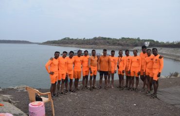 प्रशिक्षण सत्रानंतर प्रशिक्षक (मध्यभागी) सोबत एसडीआरएफ टीमचा ग्रुप फोटो