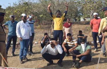 कठोर ड्रिल सत्रानंतर प्रशिक्षणार्थी आराम करतात आणि संघभावना साजरी करतात