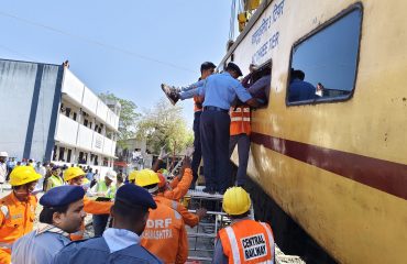 आपत्कालीन प्रतिसाद कवायती: थांबलेल्या ट्रेनच्या आपत्कालीन खिडकीतून पीडितेला मदत करताना एनडीआरएफ कर्मचारी