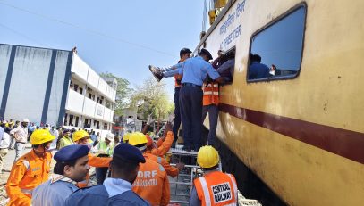 आपत्कालीन प्रतिसाद कवायती: थांबलेल्या ट्रेनच्या आपत्कालीन खिडकीतून पीडितेला मदत करताना एनडीआरएफ कर्मचारी