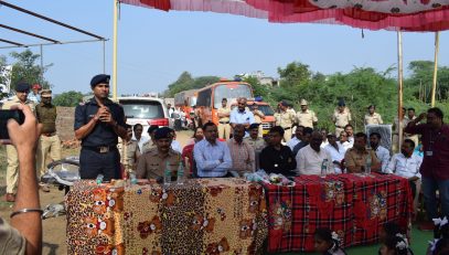 उपस्थितांना संबोधित करताना आपत्ती व्यवस्थापन अधिकारी