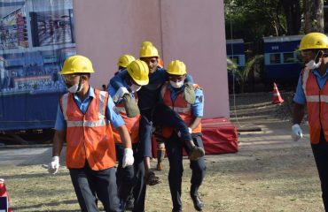ड्रिल दरम्यान बचाव पथक जखमी व्यक्तीला सुरक्षित ठिकाणी नेत आहे
