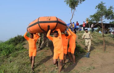 प्रात्यक्षिकादरम्यान एसडीआरएफचे सदस्य काळजीपूर्वक लाईफ बोट नदीत उतरवताना