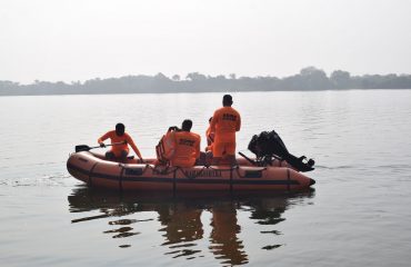 प्रात्यक्षिक कवायती: शिरपूर येथे नदीत लाइफ बोटीवर एसडीआरएफ टीम