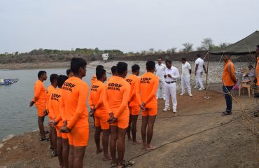 एसडीआरएफ जलकुंभाच्या काठावर प्रशिक्षण आणि ब्रीफिंग आयोजित करत आहे