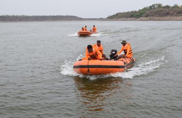 मॉक ड्रिल प्रगतीपथावर आहे: एसडीआरएफचे जवान महाराष्ट्रातील एका नदीतून लाइफ बोट नेव्हिगेट करत आहेत