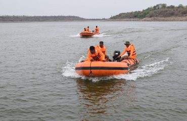 मॉक ड्रिल प्रगतीपथावर आहे: एसडीआरएफचे जवान महाराष्ट्रातील एका नदीतून लाइफ बोट नेव्हिगेट करत आहेत