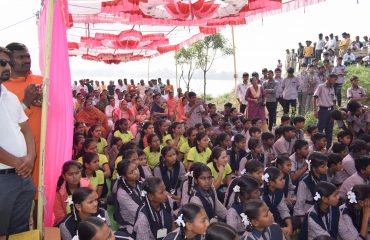 आपत्ती व्यवस्थापन जनजागृती कार्यक्रमादरम्यान स्थानिक समुदायाचे सदस्य जमले