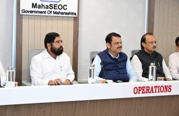 एसईओसी उद्घाटनप्रसंगी माननीय मुख्यमंत्री श्री देवेंद्र फडणवीस (मध्यभागी) माननीय उपमुख्यमंत्री श्री एकनाथ शिंदे (डावीकडे) आणि माननीय उपमुख्यमंत्री श्री अजित पवार (उजवीकडे) यांच्यासह.