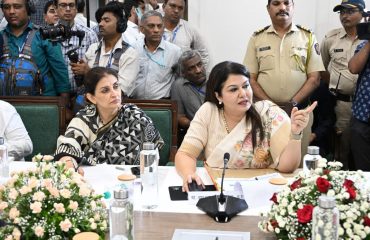 एसईओसी उद्घाटन प्रसंगी सादरीकरण करताना डॉ. सोनिया सेठी, आय.ए.एस. (उजवीकडे), अतिरिक्त मुख्य सचिव (आपत्ती व्यवस्थापन, मदत आणि पुनर्वसन).