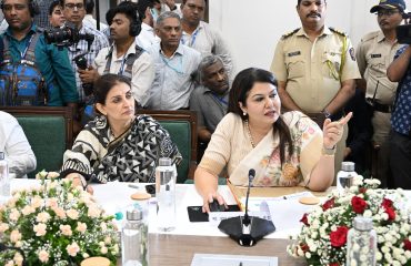 एसईओसी उद्घाटन प्रसंगी सादरीकरण करताना डॉ. सोनिया सेठी, आय.ए.एस. (उजवीकडे), अतिरिक्त मुख्य सचिव (आपत्ती व्यवस्थापन, मदत आणि पुनर्वसन).