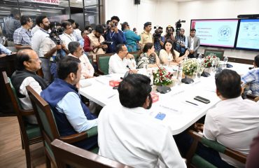डॉ. सोनिया सेठी, आय.ए.एस. अतिरिक्त मुख्य सचिव (आपत्ती व्यवस्थापन, मदत आणि पुनर्वसन), एसईओसी उद्घाटनावेळी सादरीकरण करताना.