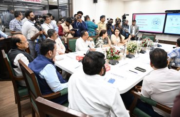 डॉ. सोनिया सेठी, आय.ए.एस. अतिरिक्त मुख्य सचिव (आपत्ती व्यवस्थापन, मदत आणि पुनर्वसन), एसईओसी उद्घाटनावेळी सादरीकरण करताना.