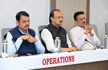 Hon’ble CM Shri Devendra Fadnavis (left) attentively listening to the presentation at the SEOC inauguration.