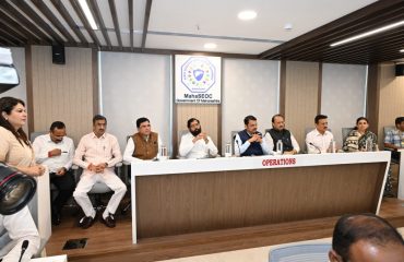 डॉ. सोनिया सेठी, आय.ए.एस. अतिरिक्त मुख्य सचिव (आपत्ती व्यवस्थापन, मदत आणि पुनर्वसन), एसईओसी उद्घाटनावेळी सादरीकरण करताना.
