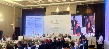 राष्ट्रीय भूस्खलन जोखीम व्यवस्थापन चौकटीअंतर्गत पॅनेल सदस्य धोरणे सादर करत असताना केंद्रित संवाद सुरू आहे