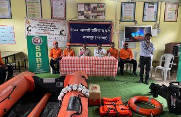 जनजागृती कार्यक्रमात पोलीस अधिकारी, शाळेचे प्राचार्य व एसडीआरएफ बचाव पथक.