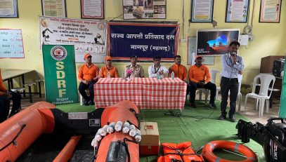 जनजागृती कार्यक्रमात पोलीस अधिकारी, शाळेचे प्राचार्य व एसडीआरएफ बचाव पथक.