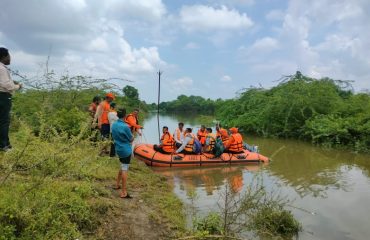 पाण्यात बुडालेल्या मार्गावरून एसडीआरएफची बोट डॉक्टर, आरोग्य कर्मचारी व औषधे राहेगावात घेऊन जाताना.