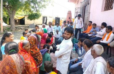 एसडीआरएफ, आरोग्य विभाग व महसूल अधिकारी यांच्या समन्वयातून सुरू असलेल्या मदत कार्याचा लाभ घेताना नागरिक.