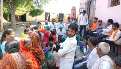 एसडीआरएफ, आरोग्य विभाग व महसूल अधिकारी यांच्या समन्वयातून सुरू असलेल्या मदत कार्याचा लाभ घेताना नागरिक.