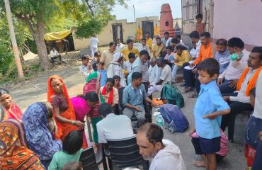 जिल्हा आरोग्य अधिकारी व आशा कार्यकर्त्या राहेगाव वैद्यकीय शिबिरात नागरिकांना जीवनावश्यक औषधे वितरीत करताना.