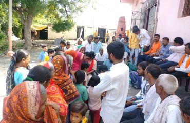 गोदावरी नदीच्या बॅकवॉटरमुळे पाच दिवस गावाचा संपर्क तुटल्यानंतर राहेगावातील नागरिकांची वैद्यकीय तपासणी व उपचार करताना.