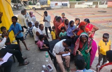 पूरस्थितीतही राहेगावातील नागरिकांपर्यंत आवश्यक औषधे व वैद्यकीय सल्ला देताना आरोग्य पथक.