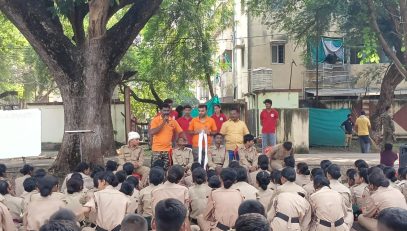 आपत्ती व्यवस्थापन प्रशिक्षणादरम्यान एनसीसी विद्यार्थ्यांना बँडेज तंत्र शिकवताना.