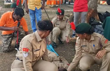 एनसीसी विद्यार्थ्यांनी आपत्कालीन परिस्थितीत बचाव व प्रथमोपचाराचा सराव देत असताना
