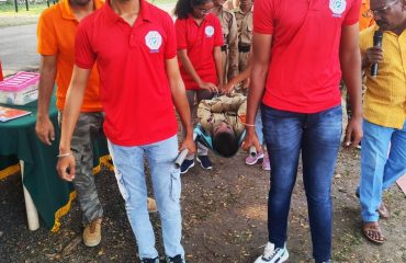 एनसीसी विद्यार्थ्यांनी बचावासाठी स्ट्रेचर सरावाचे प्रात्यक्षिक सादर करताना.