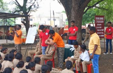 प्रशिक्षकांकडून एनसीसी विद्यार्थ्यांना प्रथमोपचार पद्धतींचे प्रात्यक्षिक.