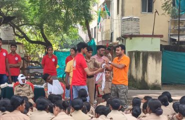 प्रशिक्षक व विद्यार्थ्यांकडून हाताला झालेल्या दुखापतीसाठी स्लिंग बँडेजचे प्रात्यक्षिक.