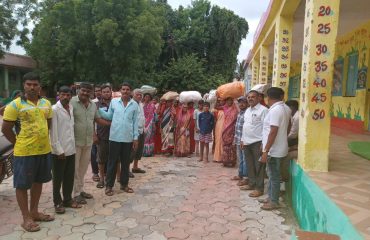 गिरणा नदीकाठावरून सुरक्षितपणे स्थलांतरित झाल्यानंतर ग्रामस्थ आणि स्थानिक अधिकारी निवारा स्थळी एकत्र जमले.