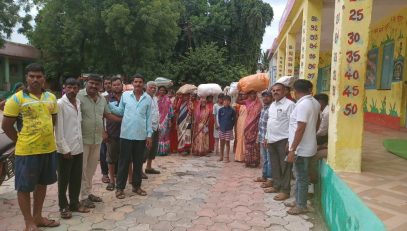 गिरणा नदीकाठावरून सुरक्षितपणे स्थलांतरित झाल्यानंतर ग्रामस्थ आणि स्थानिक अधिकारी निवारा स्थळी एकत्र जमले.