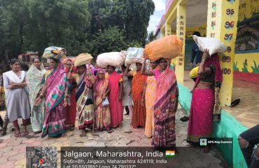 : सैगाव, जळगाव येथील महिलांनी आपल्या सामानासह सुरक्षितपणे गावातील निवारा केंद्रात स्थलांतर केले.
