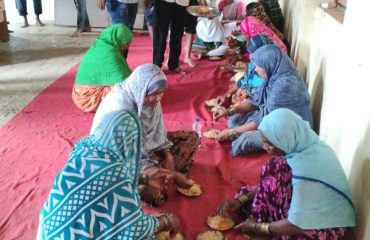 स्थलांतरित कुटुंबे गावातील शाळेत सुरक्षित आश्रय घेत असून जेवण व देखरेखीची सोय करण्यात आलेली आहे.