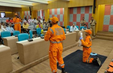 Participants keenly observe the NDRF team from Pune demonstrating life-saving techniques such as MRF and CPR during the disaster preparedness training organized by DDMA Nashik.