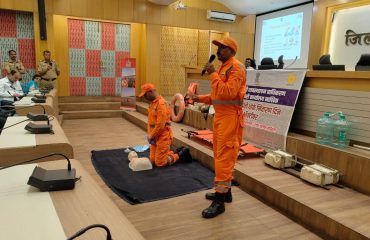 नाशिक जिल्हा आपत्ती व्यवस्थापन प्राधिकरण आयोजित आपत्ती तयारी कार्यक्रमा दरम्यान पुणे येथील एनडीआरएफ पथकाकडून एमआरएफ, सीपीआर आणि आपत्कालीन प्रतिसाद यावरील प्रशिक्षण व प्रात्यक्षिक सत्र आयोजित करण्यात आले.