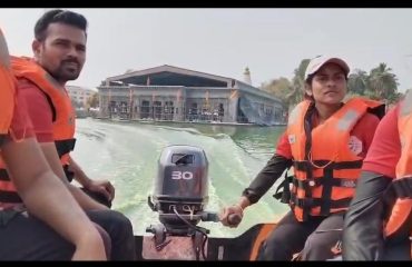 सोलापूर, महाराष्ट्रातील श्री सिद्धेश्वर यात्रे  दरम्यान सिद्धेश्वर तलावावर बचाव नौकेवर नारिंगी जीवरक्षक जॅकेट घातलेले आपदा मित्र गस्त करताना.