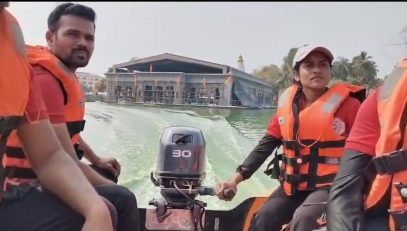 सोलापूर, महाराष्ट्रातील श्री सिद्धेश्वर यात्रे  दरम्यान सिद्धेश्वर तलावावर बचाव नौकेवर नारिंगी जीवरक्षक जॅकेट घातलेले आपदा मित्र गस्त करताना.